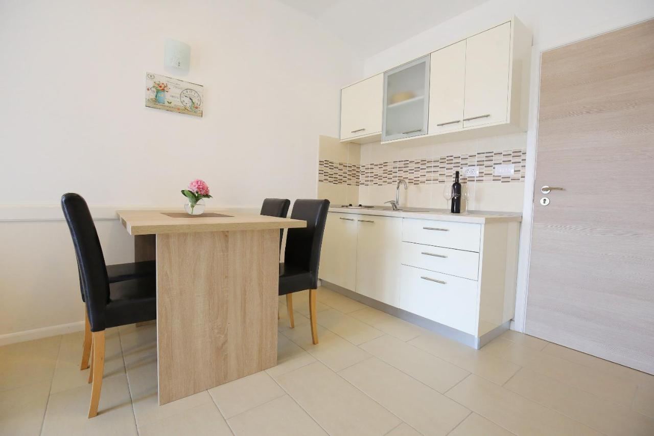 Apartmani Dane Sukošan Exteriör bild