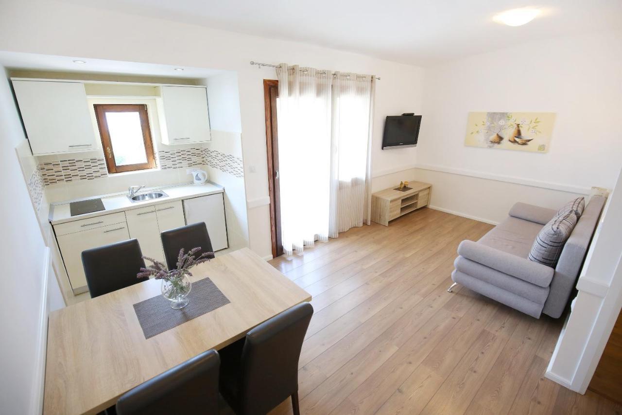 Apartmani Dane Sukošan Exteriör bild